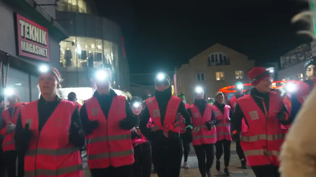 Personer som springer ett löplopp på kvällen
