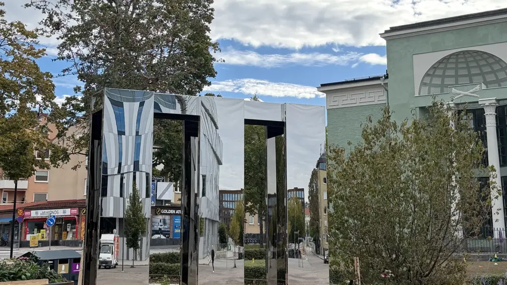 Konstverk av speglar på Vaksala torg